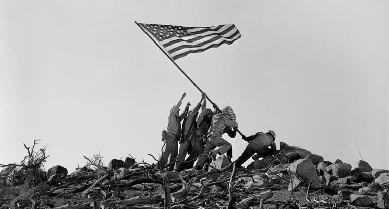 Alzando la bandera de Iwo Jima