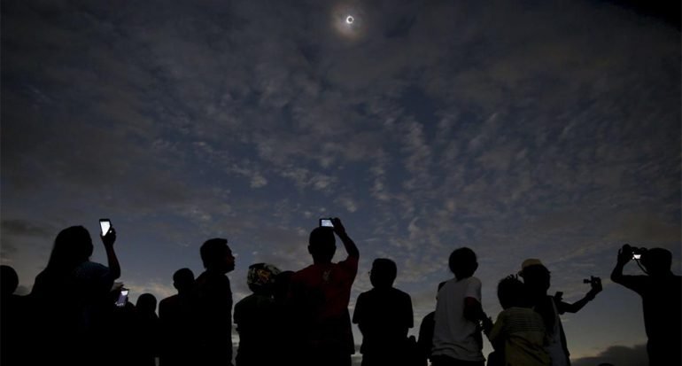 Por si te lo perdiste: fotos impresionantes del raro eclipse solar