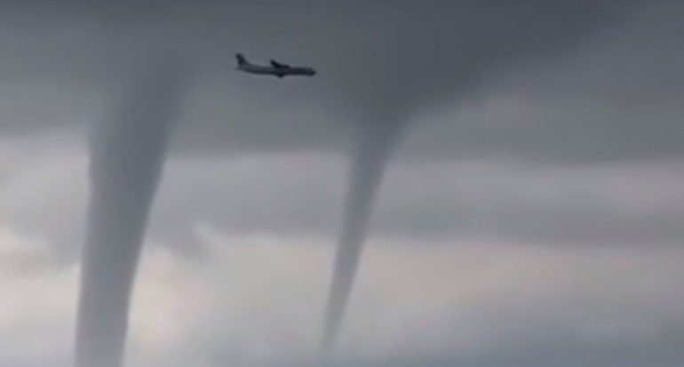 Avión esquiva tres tornados para poder aterrizar