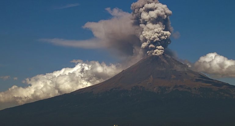 Cierran acceso al volcán mexicano Popocatépetl