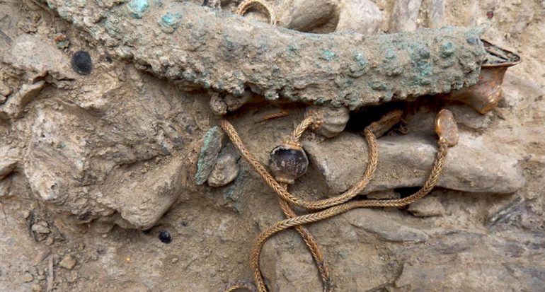Descubren en Grecia tumba inviolada de un rico guerrero