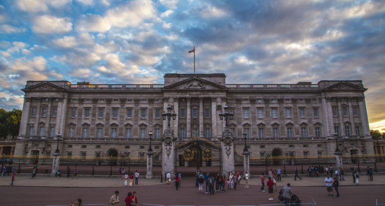El Palacio de Buckingham le declarara la guerra al plástico