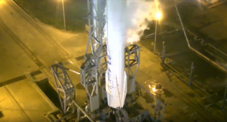 El cohete de SpaceX hace el aterrizaje vertical perfecto