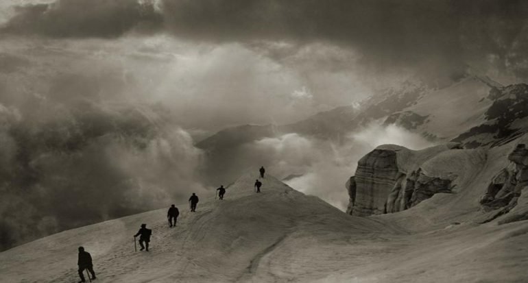 Fotos antiguas muestran montañistas temerarios