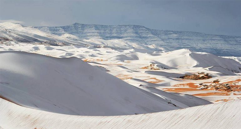 Fuerte nevada en el desierto del Sahara