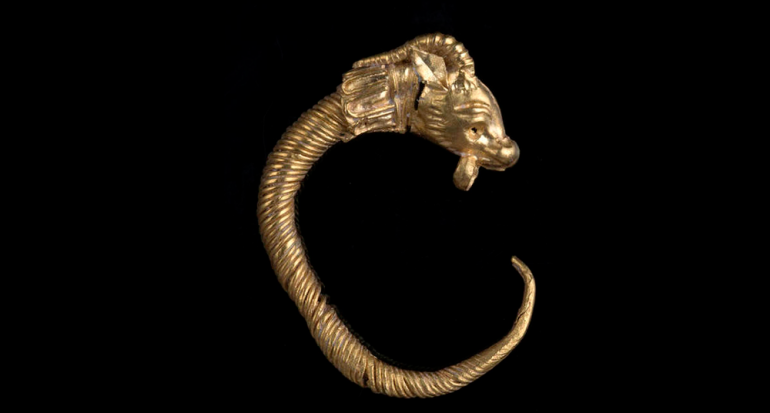 Hallan arete de oro de más de 2 mil años de antigüedad en Jerusalén