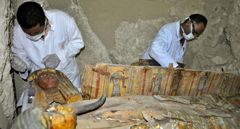 Hallan una tumba intacta en Egipto