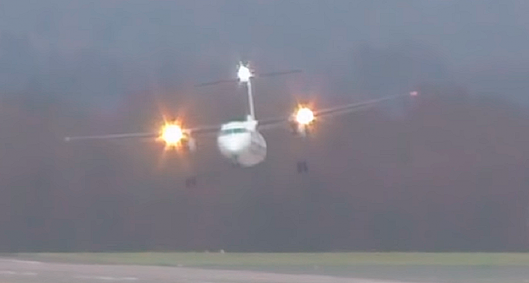 Imponente video de un avión aterrizando en pleno huracán