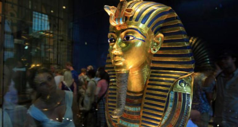 Juicio a funcionarios por maltratar la máscara de Tutankamón
