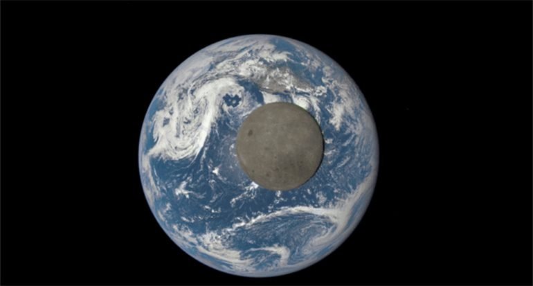 La cara oculta de la luna al pasar por la Tierra