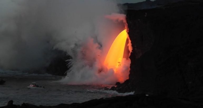 La lava del volcán Kilauea desemboca en el océano