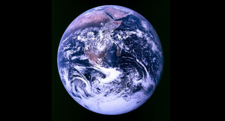 La primera fotografía de la Tierra completa
