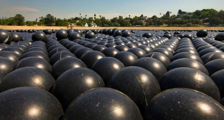Las pelotas sobre el agua en Los Ángeles