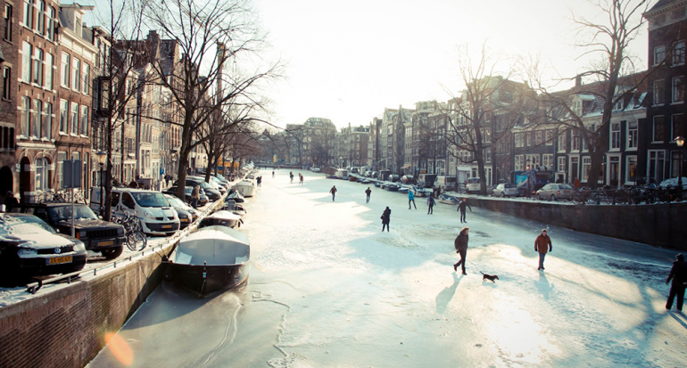 Los canales de Ámsterdam se congelaron por el crudo invierno