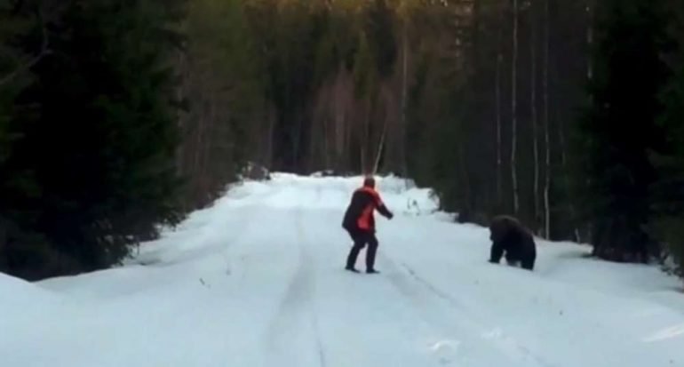 Mira cómo un hombre repele el ataque de un oso