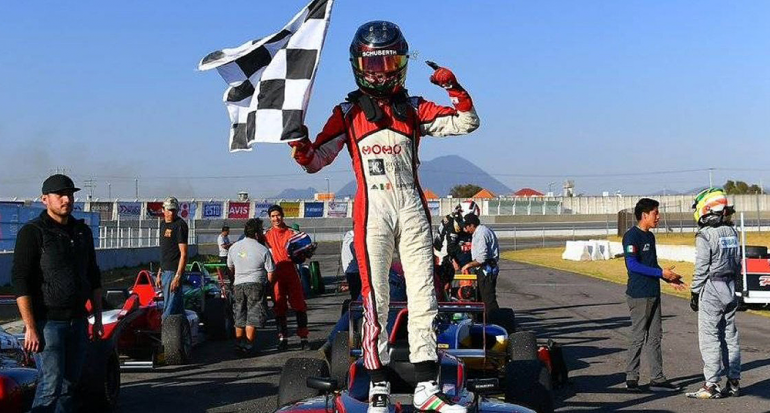 Piloto mexicana es la primera mujer en ganar la Fórmula 4
