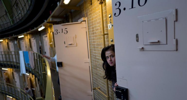 Prisiones vacías de Holanda se vuelven hogar de refugiados