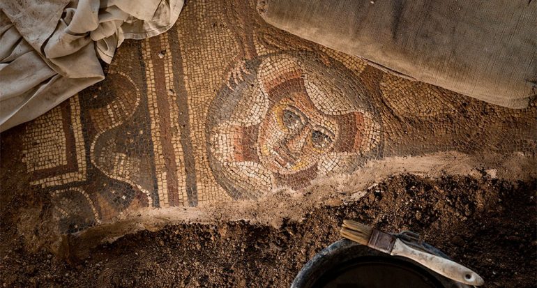 Revelan mosaicos en una antigua sinagoga de Israel