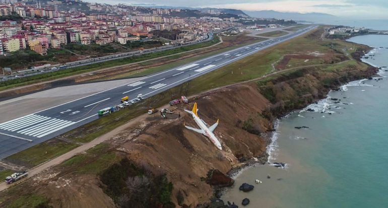 Un avión en Turquía cae por un acantilado en el aterrizaje