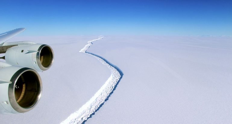 Un  iceberg gigantesco está por desprenderse en la Antártida