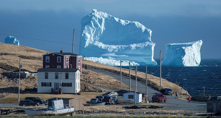 Un imponente iceberg apareció en un pueblo de Canadá