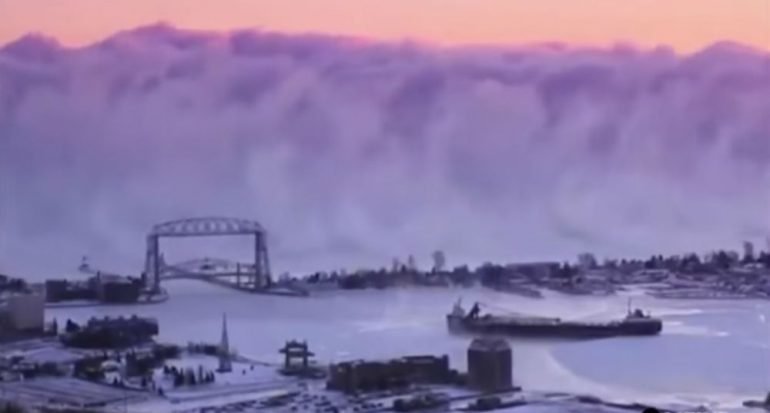 Una espesa neblina ocultó un lago en Minnesota