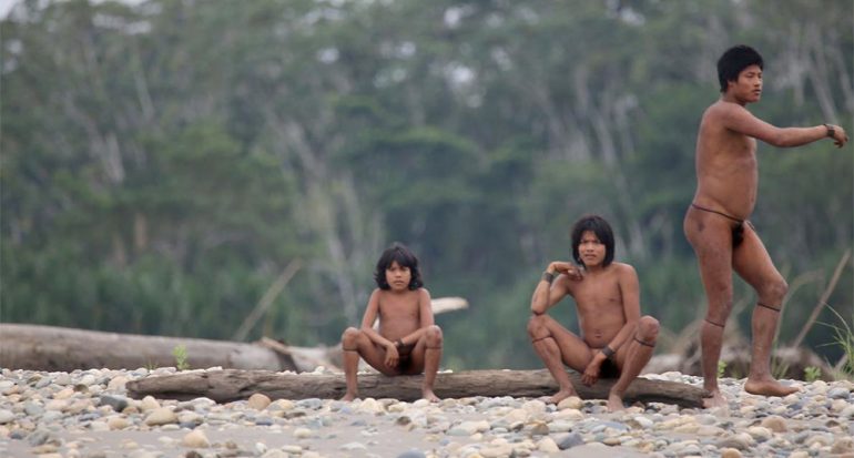 Una tribu aislada emerge de la selva amazónica del Perú