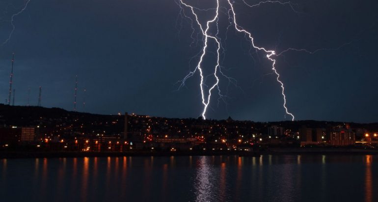 ¿Cuál es el lugar más seguro durante  una tormenta eléctrica?