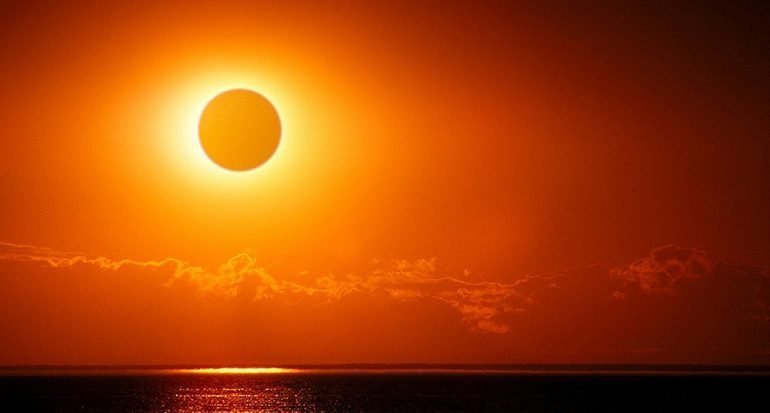 ¿Cuánto es el tiempo máximo que puede durar la oscuridad en un eclipse total de sol?
