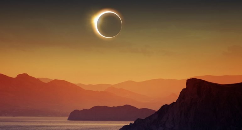 ¿Cuántos eclipses solares hay al año?