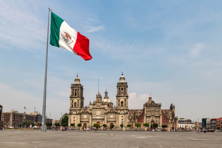 ¿De dónde provienen los colores de la bandera mexicana?