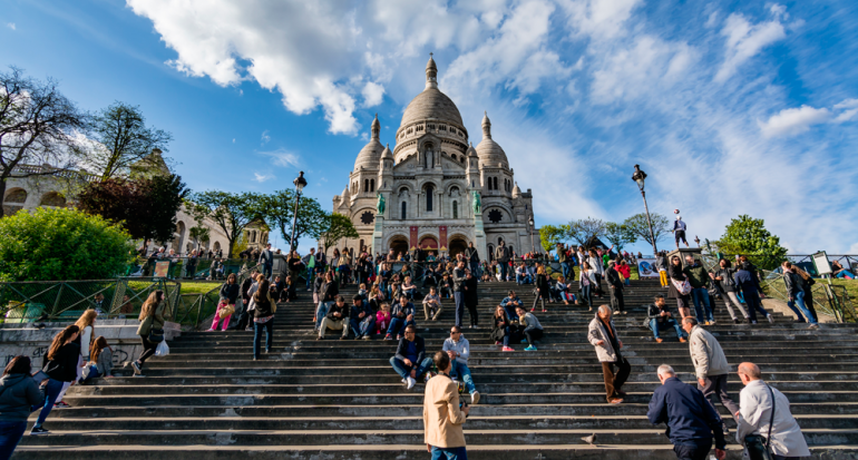 ¿París de qué país recibe más turistas?