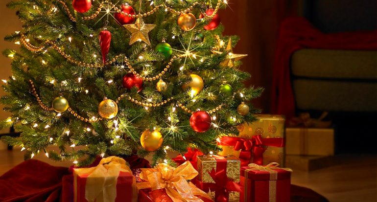 ¿Qué adorno era muy común en el árbol de Navidad en el pasado?