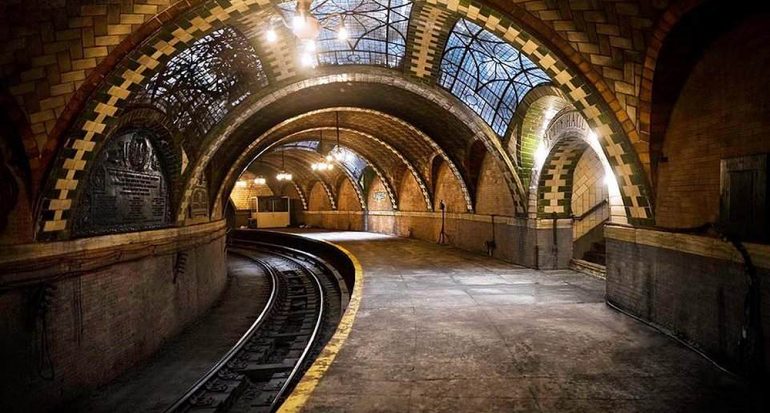 ¿Qué ciudad tiene 13 estaciones de metro fantasma?