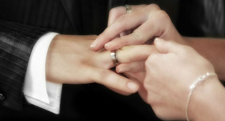 ¿Sabes por qué el anillo de boda va en el cuarto dedo?