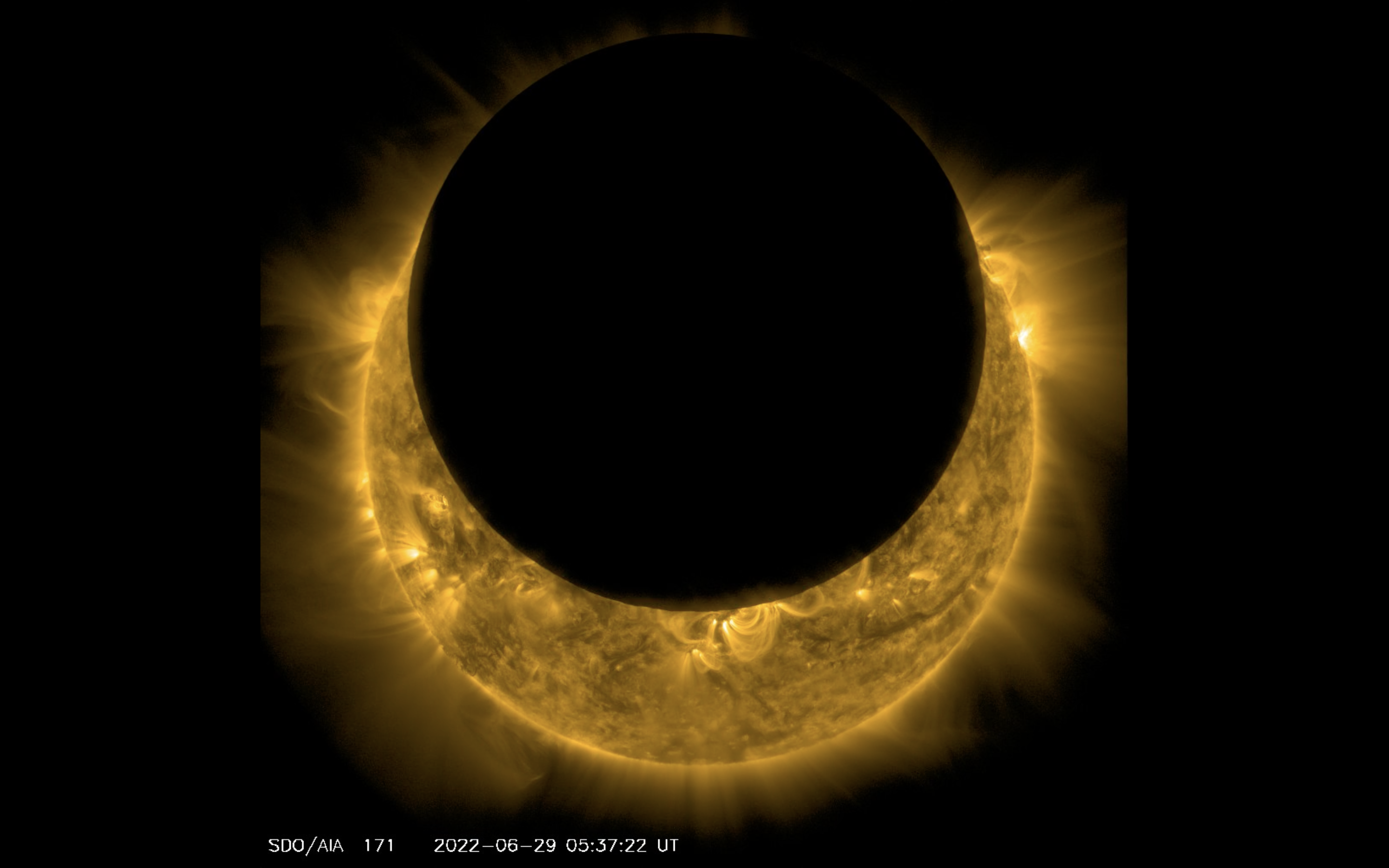 empezar Triturado construcción Así se ve un eclipse solar parcial desde el espacio exterior, según la NASA  | National Geographic en Español