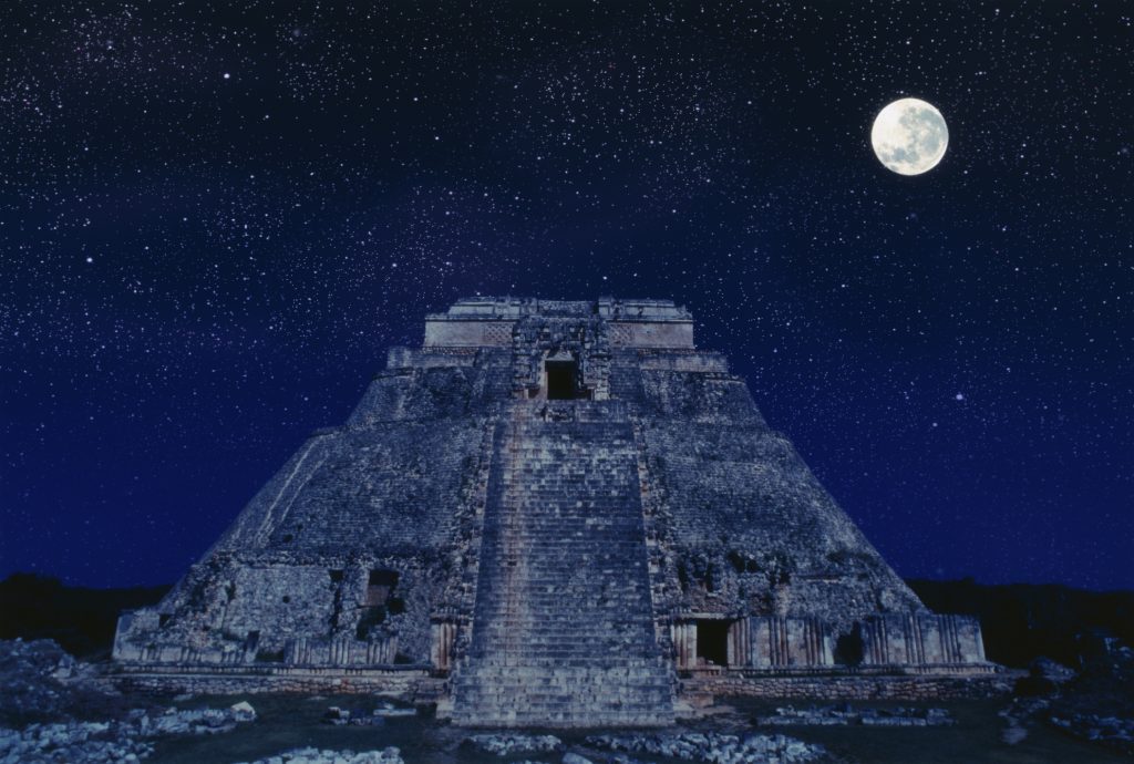  La arquitectura maya reflejó la relación que la cultura tenía con el Universo