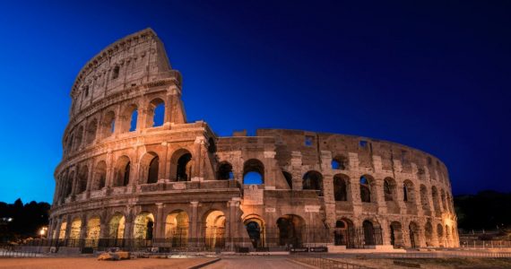 Coliseo romano lleno de agua