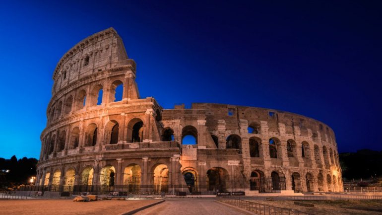 Coliseo romano lleno de agua
