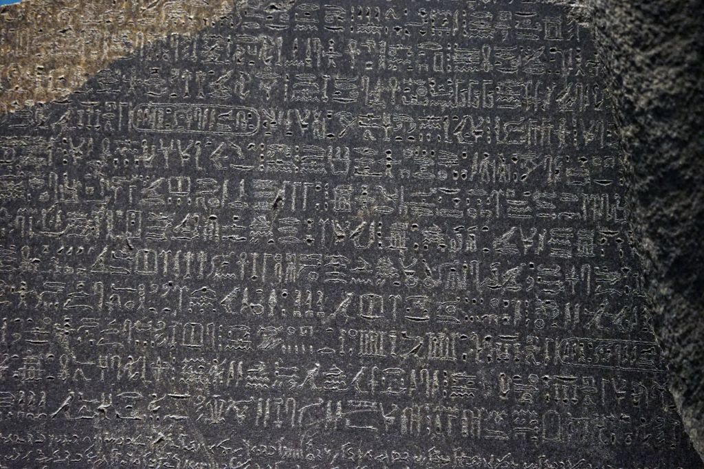 Inscripciones de la piedra de Rosetta. / Getty Images