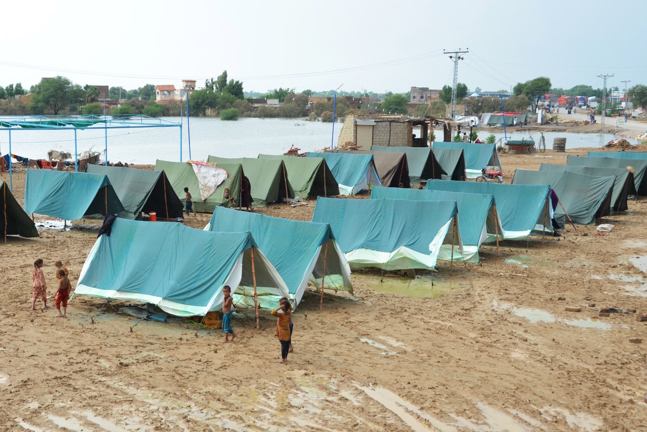 Niños en un campamento para los desplazados por las inundaciones / AFP