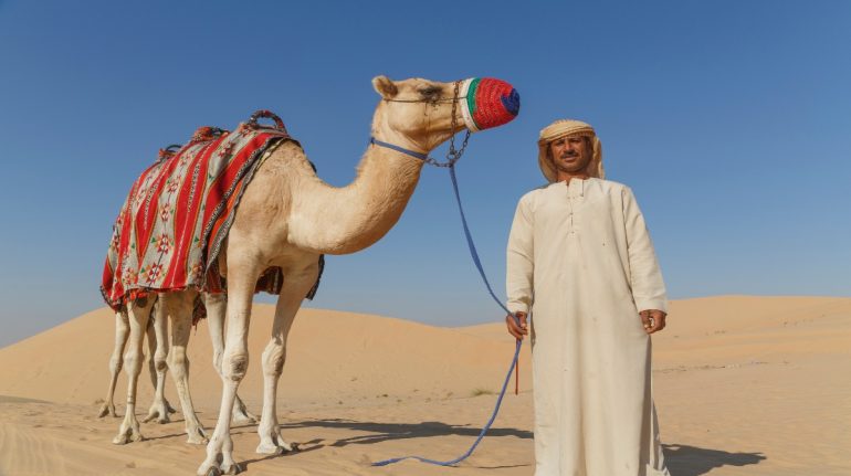 Túnicas en el desierto: qué revela esta vestimenta sobre los beduinos, la última cultura nómada de África