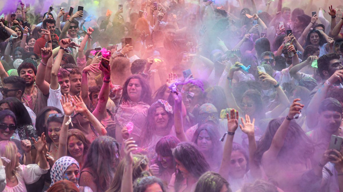 Gente celebrando el festival de colores