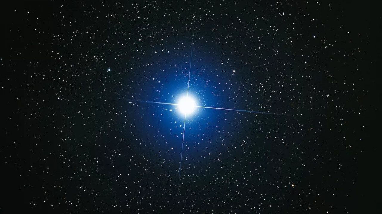 Qué sabemos de 'Sirius', la misteriosa estrella azul que domina la bóveda  celeste en las noches invernales | National Geographic en Español