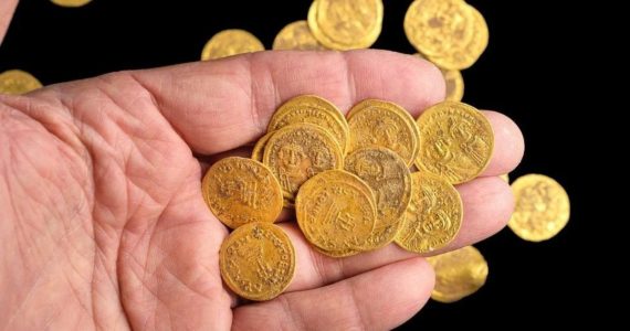 Tesoro-de-44-monedas-bizantinas-permaneció-oculto-en-un-muro-durante-1,400-años