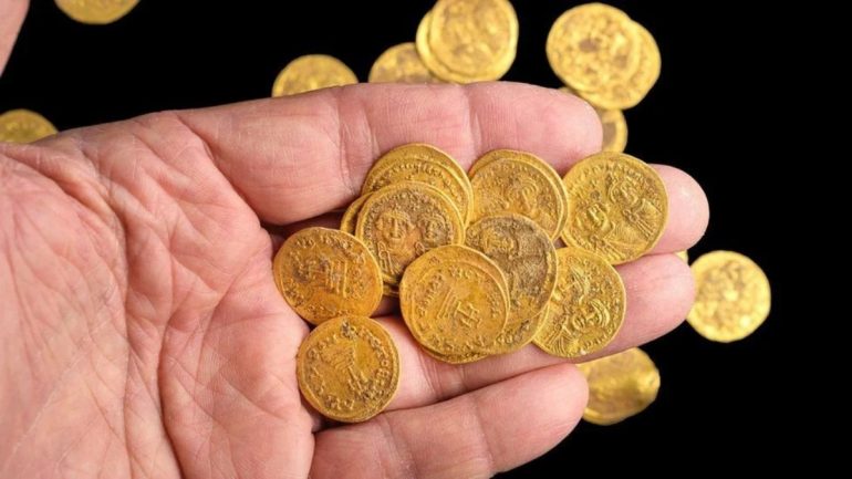 Tesoro-de-44-monedas-bizantinas-permaneció-oculto-en-un-muro-durante-1,400-años