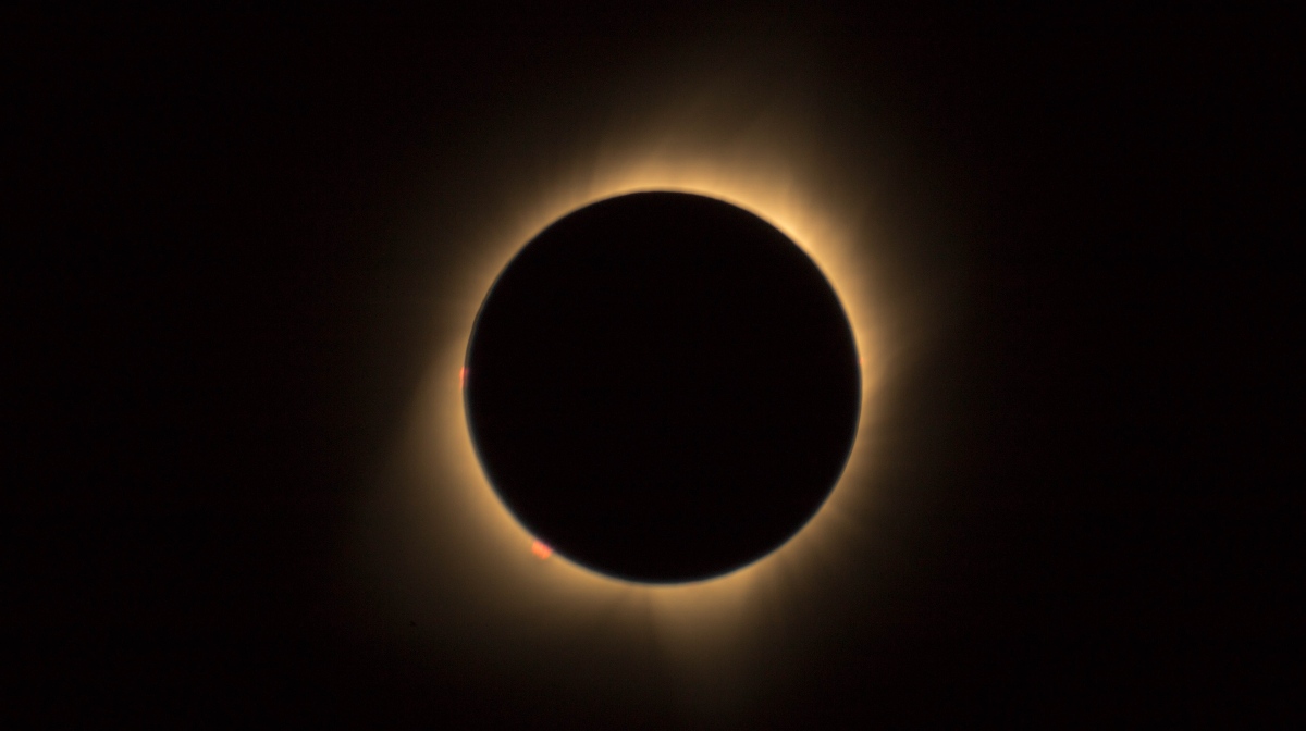 ¿Por qué son tan poco comunes los eclipses solares híbridos?