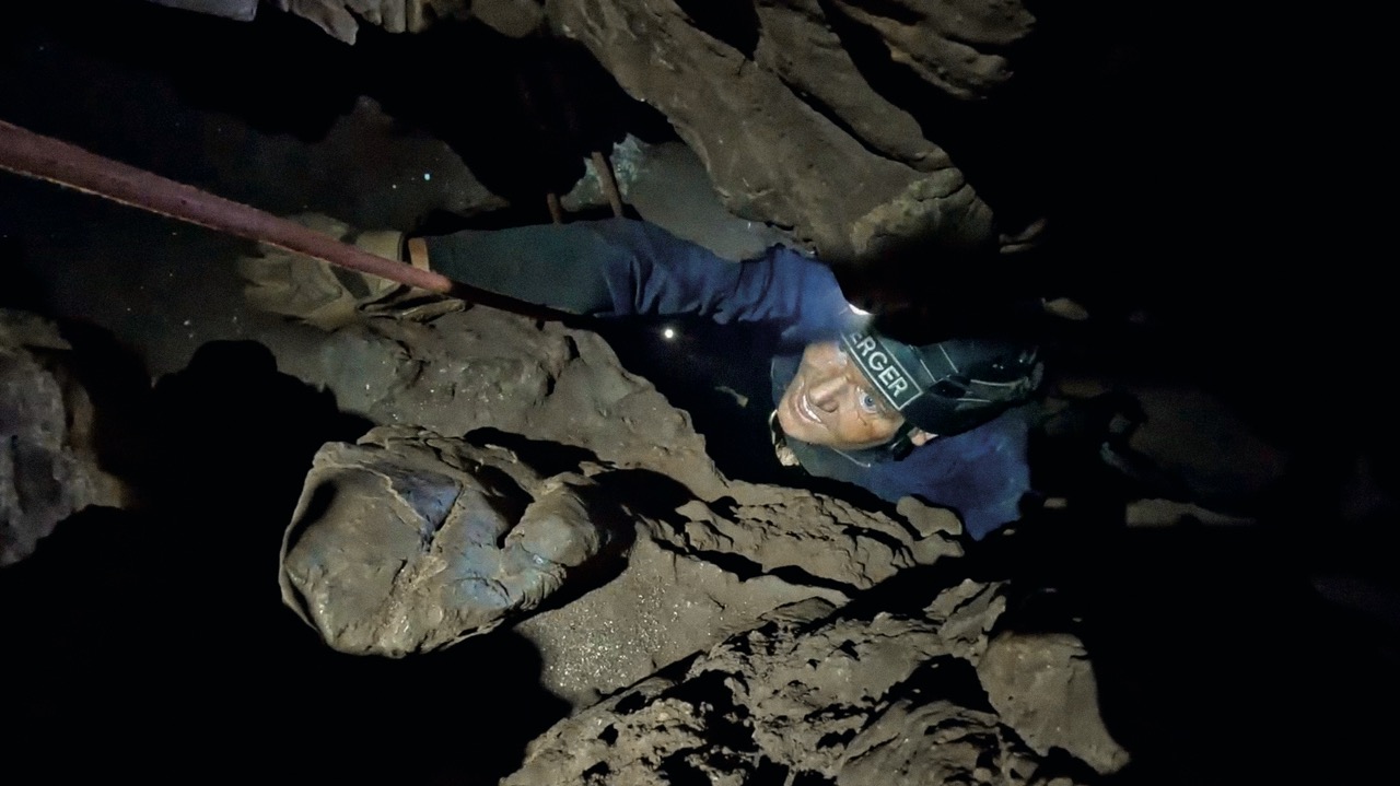 Lee Berger en el Pasaje de la Cueva de los Huesos