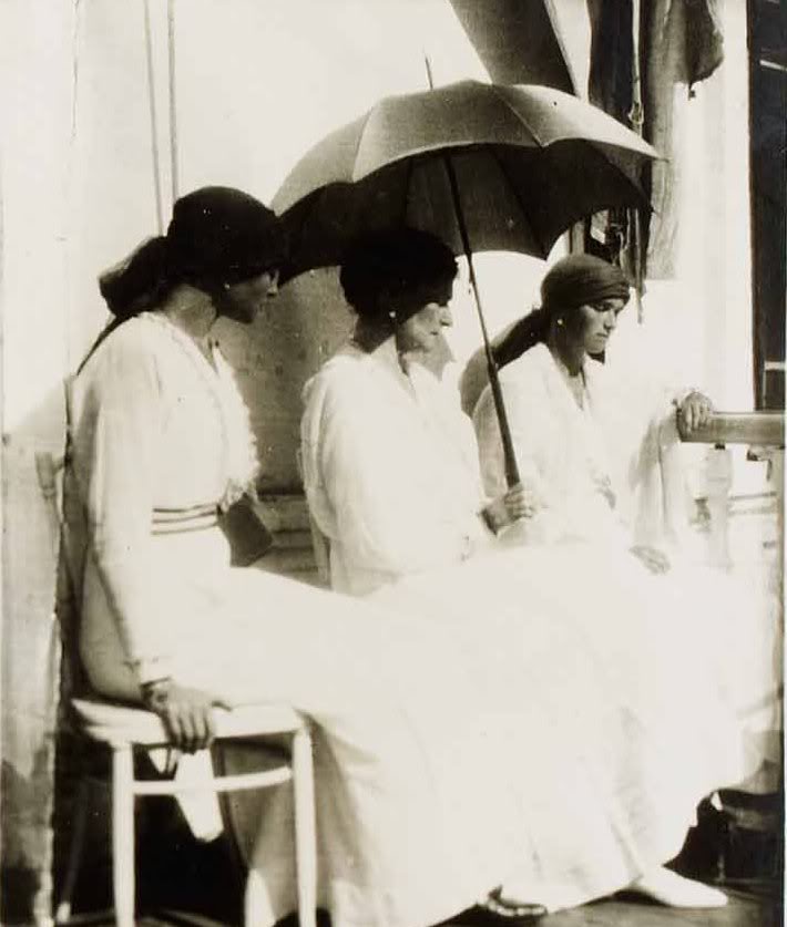 Última foto conocida de Alejandra (centro) junto sus hijas Olga (derecha) y Tatiana (izquierda) durante el cautiverio en Tobolsk, en la primavera de 1918.