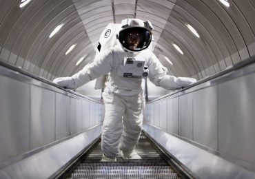 Por qué los astronautas usan trajes blancos y naranjas